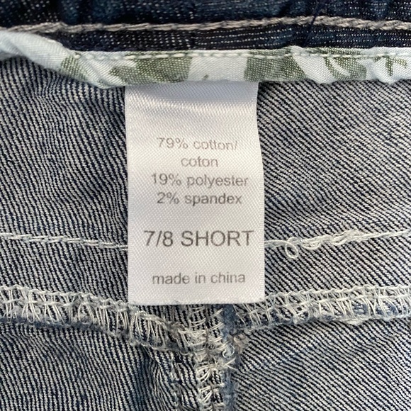 Maurice’s Straight Leg Distressed Wash Jeans with Embroidered Pockets 7/8 Short - Picture 12 of 15